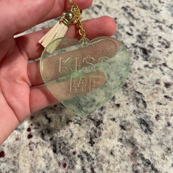 Handmade "KISS ME" Keychain - Picture 2 of 6